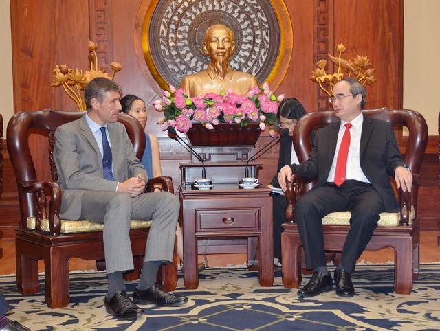 胡志明市市委书记阮善仁会见英国驻越大使贾尔斯·莱韦 ảnh 1