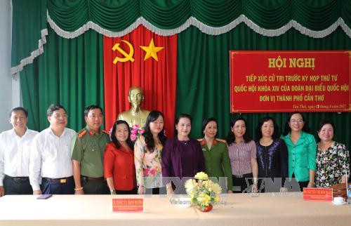 越南国会主席阮氏金银与芹苴市丰田县选民接触 ảnh 1