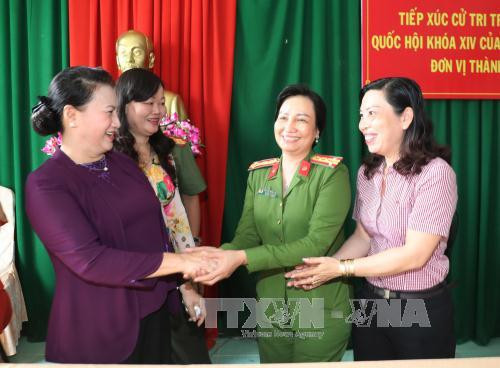 越南国会主席阮氏金银与芹苴市丰田县选民接触 ảnh 2