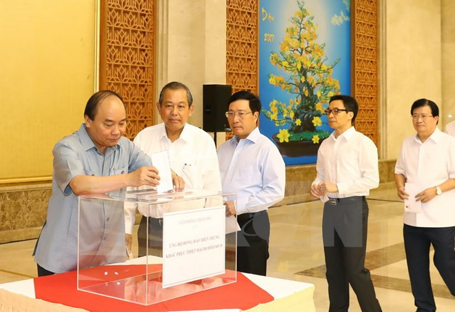 政府办公厅为遭第十号台风影响的中部灾民捐款 ảnh 1 政府办公厅为遭第十号台风影响的中部灾民捐款 ảnh 1