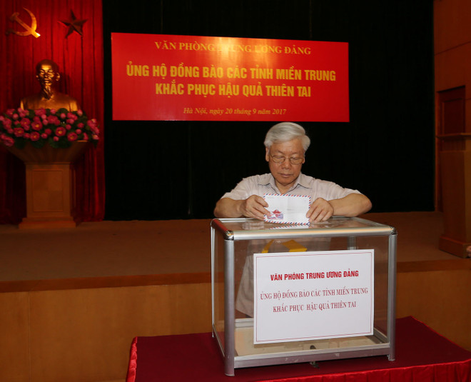 党和国会领导向第十号台风受灾民众捐款 ảnh 1 党和国会领导向第十号台风受灾民众捐款 ảnh 1