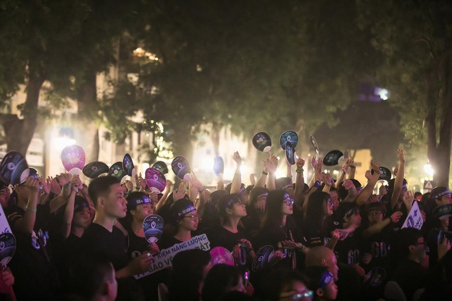 越南环球小姐赫姮尼依参与2019年地球1小时熄灯活动（组图） ảnh 5