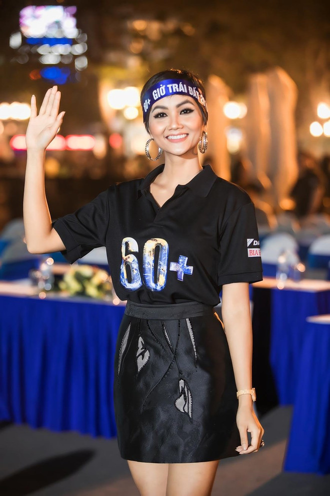 越南环球小姐赫姮尼依参与2019年地球1小时熄灯活动（组图） ảnh 4