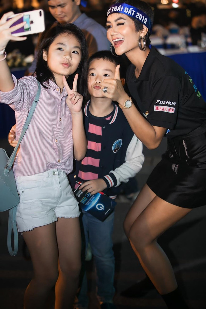 越南环球小姐赫姮尼依参与2019年地球1小时熄灯活动（组图） ảnh 2