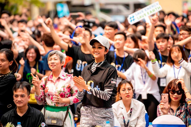 越南环球小姐赫姮尼依参与2019年地球1小时熄灯活动（组图） ảnh 11