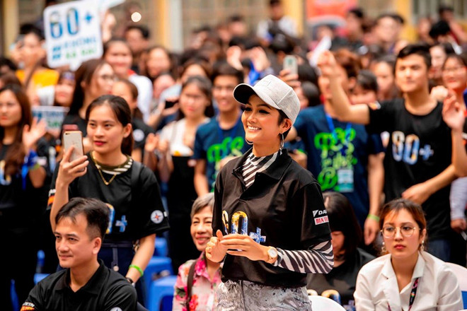 越南环球小姐赫姮尼依参与2019年地球1小时熄灯活动（组图） ảnh 13