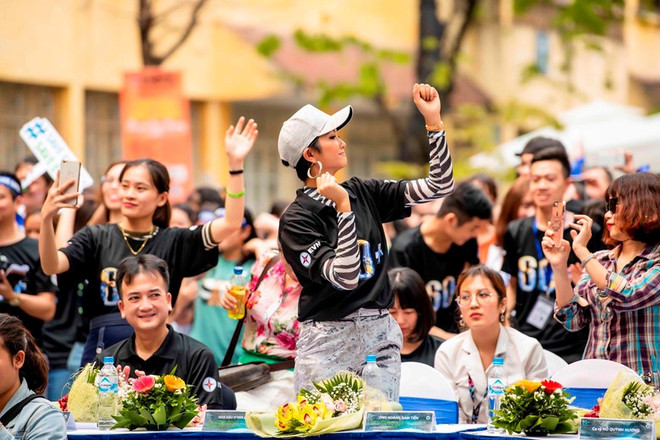 越南环球小姐赫姮尼依参与2019年地球1小时熄灯活动（组图） ảnh 10