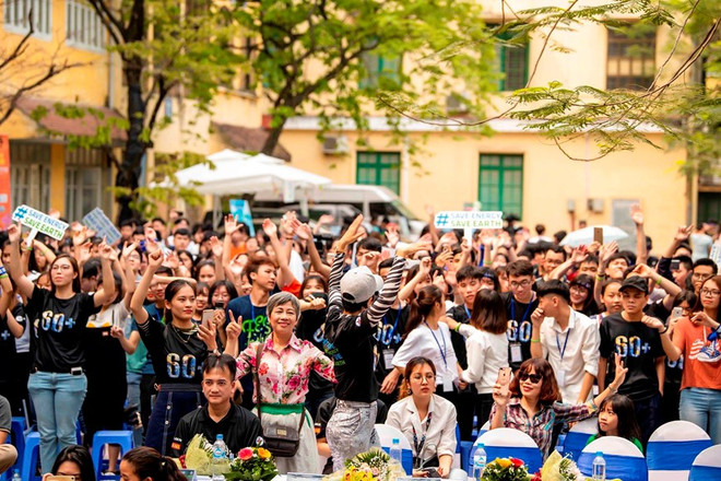 越南环球小姐赫姮尼依参与2019年地球1小时熄灯活动（组图） ảnh 12