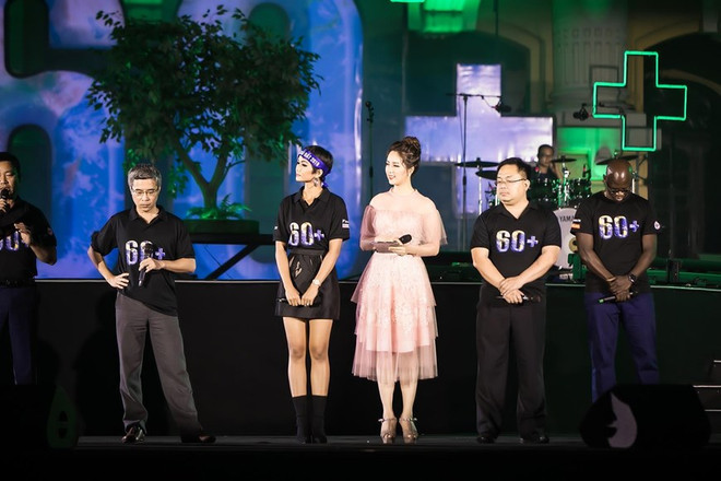 越南环球小姐赫姮尼依参与2019年地球1小时熄灯活动（组图） ảnh 6