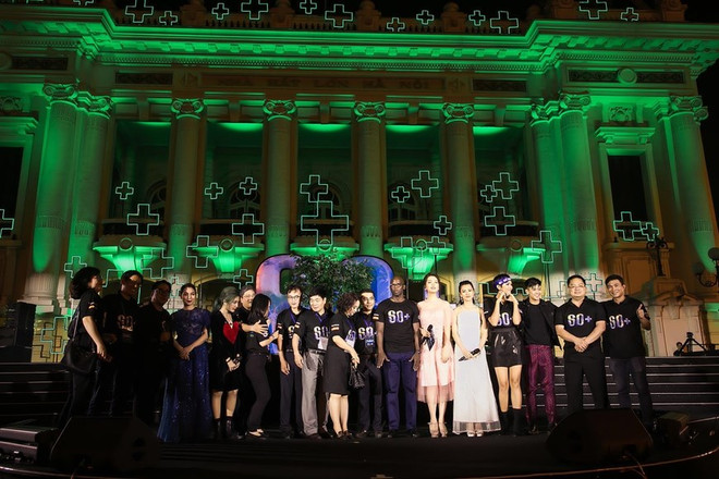 越南环球小姐赫姮尼依参与2019年地球1小时熄灯活动（组图） ảnh 8