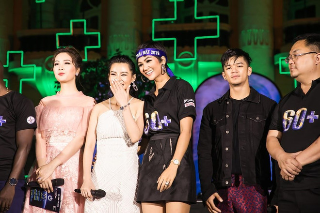 越南环球小姐赫姮尼依参与2019年地球1小时熄灯活动（组图） ảnh 9