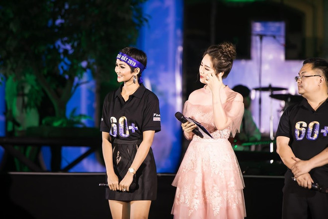 越南环球小姐赫姮尼依参与2019年地球1小时熄灯活动（组图） ảnh 7