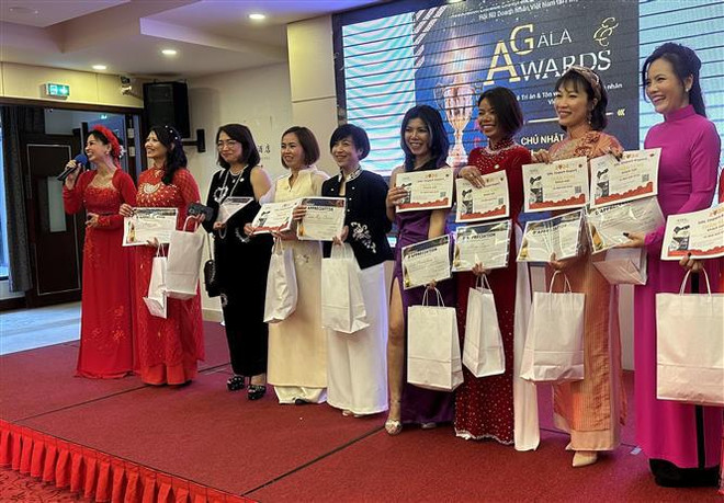法国越南女企业家表彰会在巴黎举行 ảnh 1 法国越南女企业家表彰会在巴黎举行 ảnh 1
