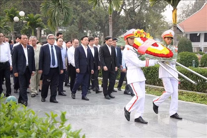 越南政府副总理陈红河在奠边遗迹区上香 ảnh 1