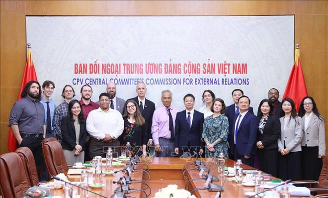 美国共产党代表团访问越南 ảnh 1 美国共产党代表团访问越南 ảnh 1