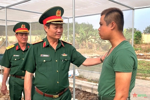 胡志明市司令部代表团走访勉励入伍新兵 ảnh 1