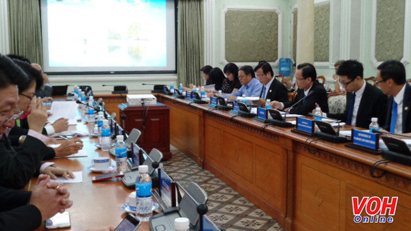 胡志明市领导与新加坡企业代表进行对话 解决企业实际困难 ảnh 1