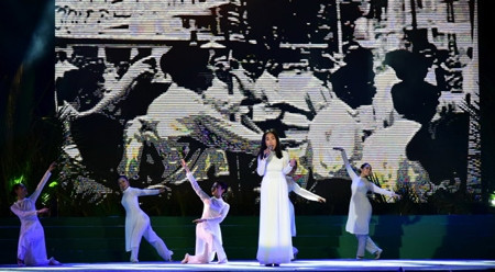 纪念越南南部抗战日71周年的艺术表演活动在胡志明市举行 ảnh 1