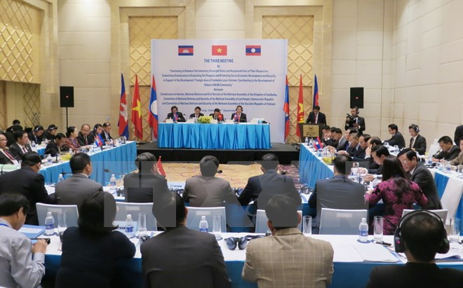 越老柬三国共同努力推动三角发展区经济社会发展 ảnh 1
