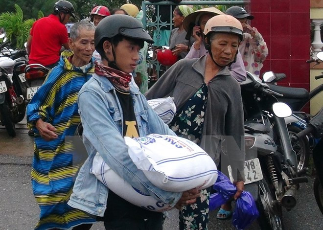 广治省红十字会向环境污染灾区渔民捐赠40吨大米 ảnh 1 广治省红十字会向环境污染灾区渔民捐赠40吨大米 ảnh 1