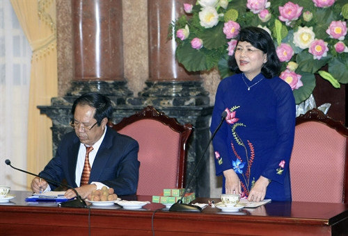 越南国家副主席邓氏玉盛会见芹苴市革命有功者代表团 ảnh 1 越南国家副主席邓氏玉盛会见芹苴市革命有功者代表团 ảnh 1