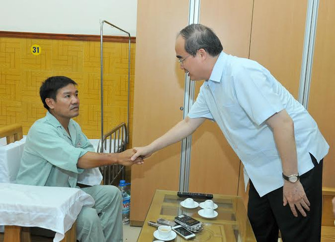 阮善仁同志看望慰问苏-30MK2歼击机失事事故幸存者阮友强少校 ảnh 1 阮善仁同志看望慰问苏-30MK2歼击机失事事故幸存者阮友强少校 ảnh 1