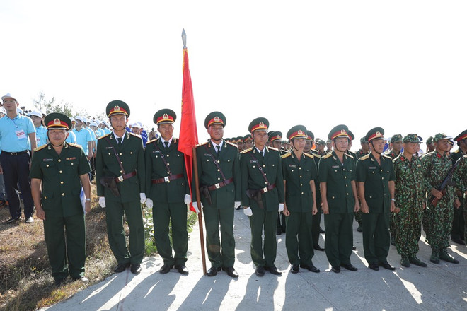 组图:李山岛最高山峰上的升旗仪式 ảnh 4 组图:李山岛最高山峰上的升旗仪式 ảnh 4