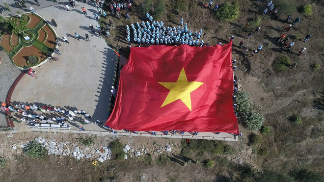 组图:李山岛最高山峰上的升旗仪式 ảnh 9 组图:李山岛最高山峰上的升旗仪式 ảnh 9