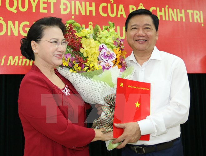 阮善仁任胡志明市委书记 丁罗升任中央经济部副部长 ảnh 4 阮善仁任胡志明市委书记 丁罗升任中央经济部副部长 ảnh 4