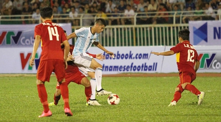 越阿友谊足球赛:越南U20足球队1比4败于阿根廷U20足球队 ảnh 1 越阿友谊足球赛:越南U20足球队1比4败于阿根廷U20足球队 ảnh 1