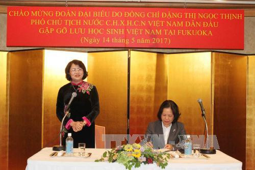 越南国家副主席邓氏玉盛亲切会见在福冈县留学的越南留学生 ảnh 1 越南国家副主席邓氏玉盛亲切会见在福冈县留学的越南留学生 ảnh 1
