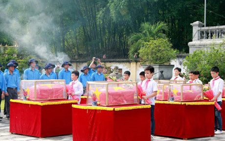 越南清化省为在老牺牲的烈士举行追悼会 ảnh 1 越南清化省为在老牺牲的烈士举行追悼会 ảnh 1