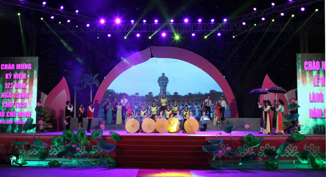 胡志明主席诞辰127周年：2017年莲花村文化节在乂安省开幕 ảnh 1