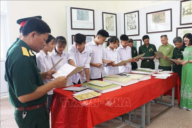 “黄沙和长沙归属越南：历史证据和法律依据”资料图片展亮相和平省 ảnh 2