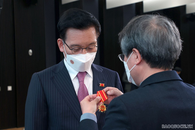 越南驻韩国光州全南前名誉总领事荣获友谊勋章 ảnh 1 越南驻韩国光州全南前名誉总领事荣获友谊勋章 ảnh 1