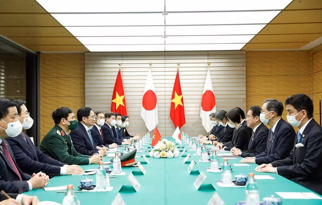 日本首相岸田文雄主持仪式 欢迎越南政府总理范明政访日 并同其举行会谈 ảnh 1