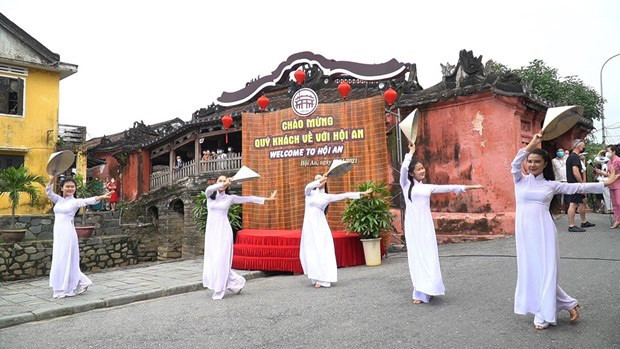 首批50名外国游客参观广南省会安古镇 ảnh 2