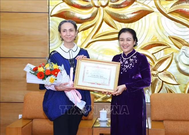 越南向墨西哥驻越南大使授予“致力于各民族和平友谊”纪念章 ảnh 1