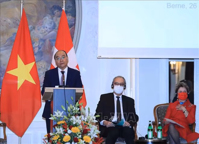 越南国家主席阮春福与瑞士联邦主席居伊·帕默林共同主持越瑞企业家论坛 ảnh 1 越南国家主席阮春福与瑞士联邦主席居伊·帕默林共同主持越瑞企业家论坛 ảnh 1