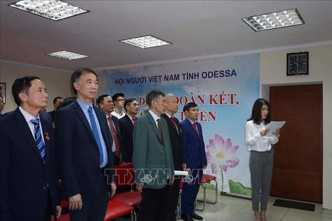 党建90周年：党员率先垂范 把党的光辉照耀年轻一代 ảnh 1