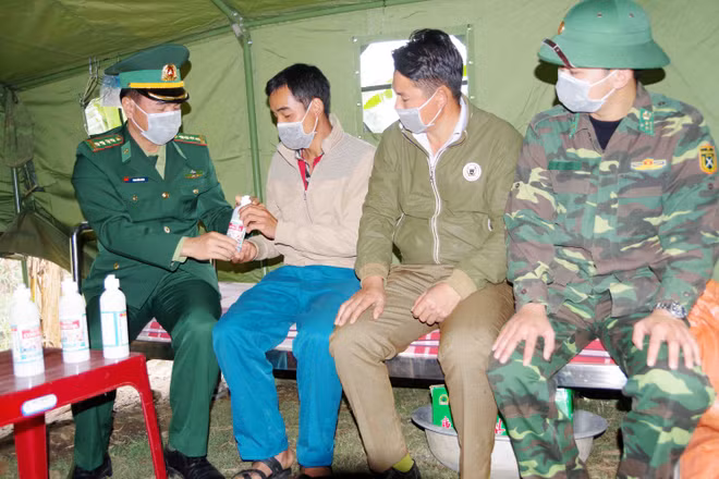 奋战在新冠肺炎防控一线的越南边防部队：加大关于新冠肺炎疫情防控工作的宣传力度（第二期） ảnh 2