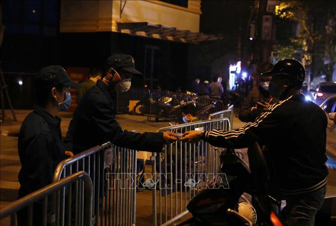 河内市密切关注新冠肺炎患者私宅附近地区所有人员健康状况 ảnh 2 河内市密切关注新冠肺炎患者私宅附近地区所有人员健康状况 ảnh 2