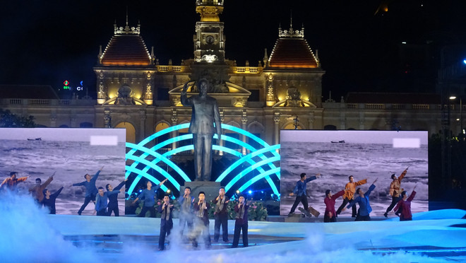 纪念越南南方解放、国家统一43周年文艺晚会在胡志明市举行 ảnh 1