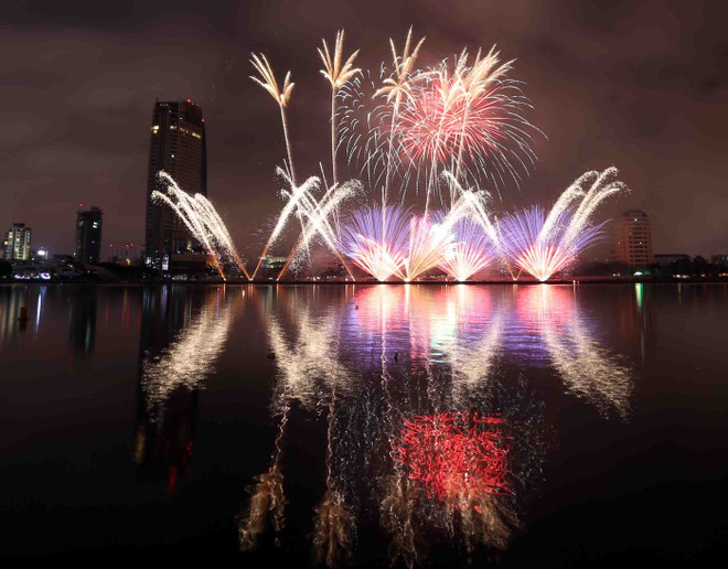 2018年岘港国际烟花节开幕 烟花在夜空绚丽绽放 ảnh 1