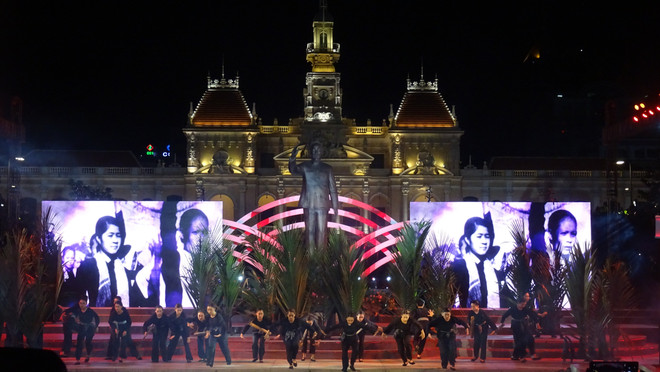 纪念越南南方解放、国家统一43周年文艺晚会在胡志明市举行 ảnh 2