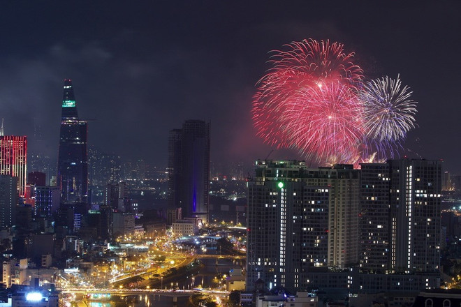 胡志明市燃放烟花庆祝南方解放日43周年 ảnh 1 胡志明市燃放烟花庆祝南方解放日43周年 ảnh 1