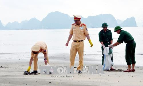 广宁省启动下龙湾海滩清洁活动 ảnh 1 广宁省启动下龙湾海滩清洁活动 ảnh 1