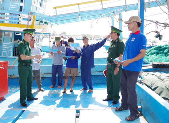 金瓯省采取强有力措施阻止渔民侵犯外国海域 ảnh 1 金瓯省采取强有力措施阻止渔民侵犯外国海域 ảnh 1