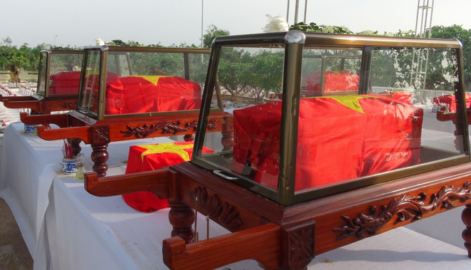 广平省举行在老牺牲越南志愿军烈士遗骸追悼会和安葬仪式 ảnh 1