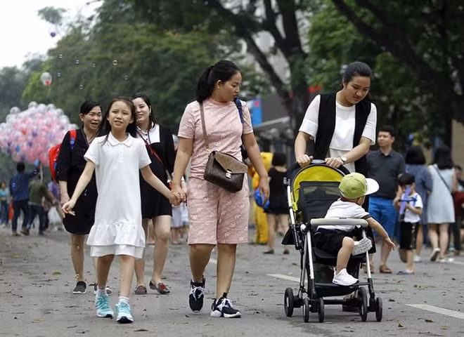 越南南方解放日和五一国际劳动节假期全国接待游客量猛增 ảnh 1